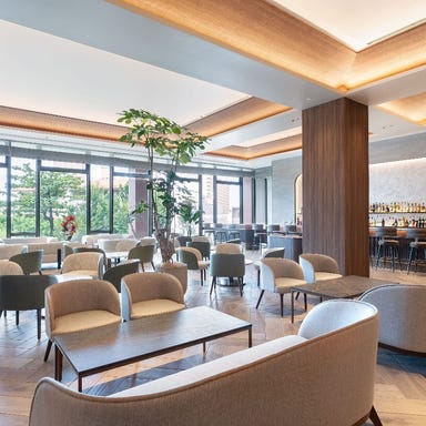 LOUNGE & BAR_居心地の良さを追求したこだわりのソファ&テーブル。