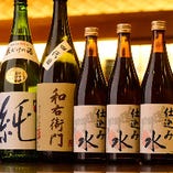 日本酒をご注文された方には徳島産の仕込み水をご一緒にご提供致します。日本酒を作る際に出る水で、ここでしか飲めない水。一緒に飲むと悪酔いしないと言われています。