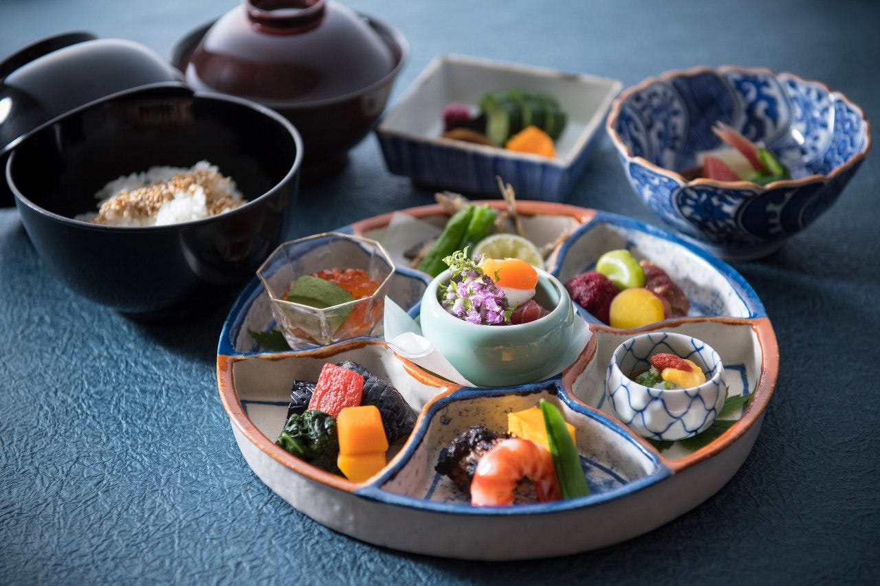 料理界重鎮 湯木貞一 料亭 吉兆 吹墨吉字手塩皿 5皿セット 非売品 吉兆 湯木貞一のゆめ / 編｜湯木美術館 | 百年