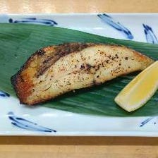 こだわり味噌で仕上げる旬魚西京焼き