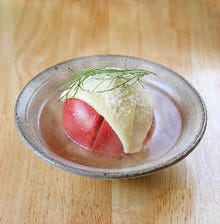 【変わり種の人気No1！】
トマトチーズおでん！出汁とトマトの旨味、とろけるチーズの濃厚さがクセになる