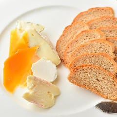 ワインとぴったりのおつまみも豊富にご用意しています