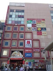 新小岩駅南口改札前
　左手にあるこのビル3階に当店はございます