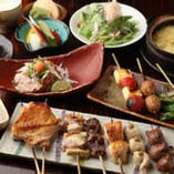 地元京都産の京赤地鶏 を使ったむねと皮の抱き身串やレバー串など、備長炭で丁寧に焼いた焼き鳥を用いたコースをご用意しております。
飲み放題のコースはご宴会にぴったりです。
