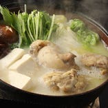 京赤地鶏が味わえる「名物鍋」コースもおすすめです。じっくり煮込んだスープと、やわらかでコクのある京赤地鶏はまさに絶品！〆まで存分にご堪能ください。
