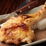 骨付きもも肉の塩焼きや、熟成むね肉の塩こしょう焼きなどの鳥あさ名物をご賞味ください。