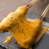 《創作焼鳥も》
手ごねつくねに濃厚とろ～りチーズが絶品！