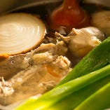 たっぷりの野菜と鶏一羽を8時間煮込み、旨味がギュッと濃縮されたスープ