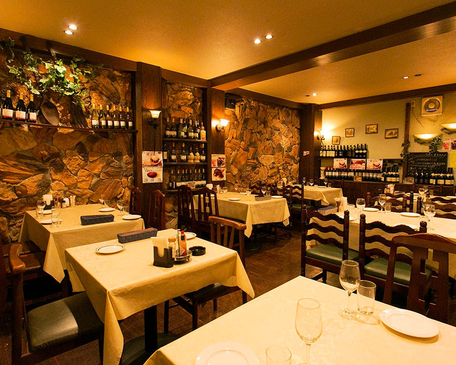 モダンでおしゃれな雰囲気のテーブル席が並んでいる個室完備ピザレストラン トスカーナ 立川の店内の様子