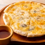 定番ピザの新メニュー！「4種のチーズ」で自慢のチーズを満喫