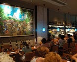 有名画家の絵画やレトロな泡盛が沖縄を感じさせます。