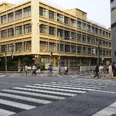 右前に旧豊島区役所が見えてきます。向かいに(旧豊島区役所側)に渡り、まだ道なりです。