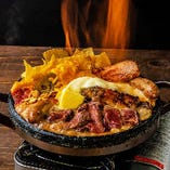 厚切り牛ステーキ・ジャークチキン・生スパイスの石焼デビルチーズ鍋