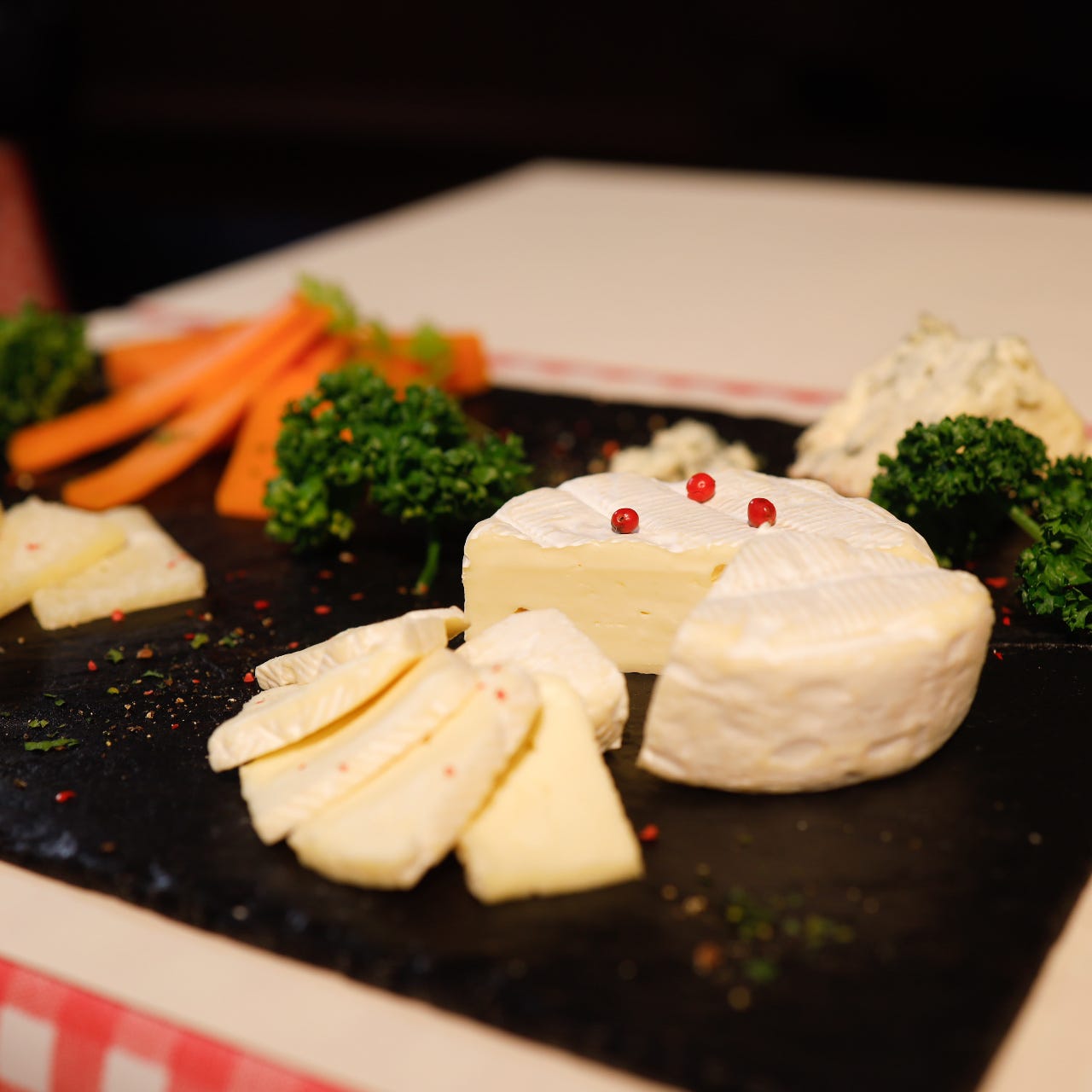 ナチュラルチーズは常時6種類以上ラインナップ。ほぼ日替わり。