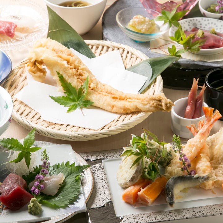 旬食材を使用した魚介・野菜の天ぷらコースにリピーターも多数
