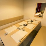 個室スペースは専用の小窓でお料理を提供