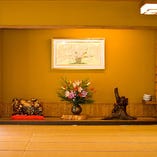 [和の装飾] 
生花や絵画などが飾られた部屋は趣のある空間に