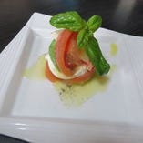 完熟トマトとアボカドの濃厚カプレーゼ