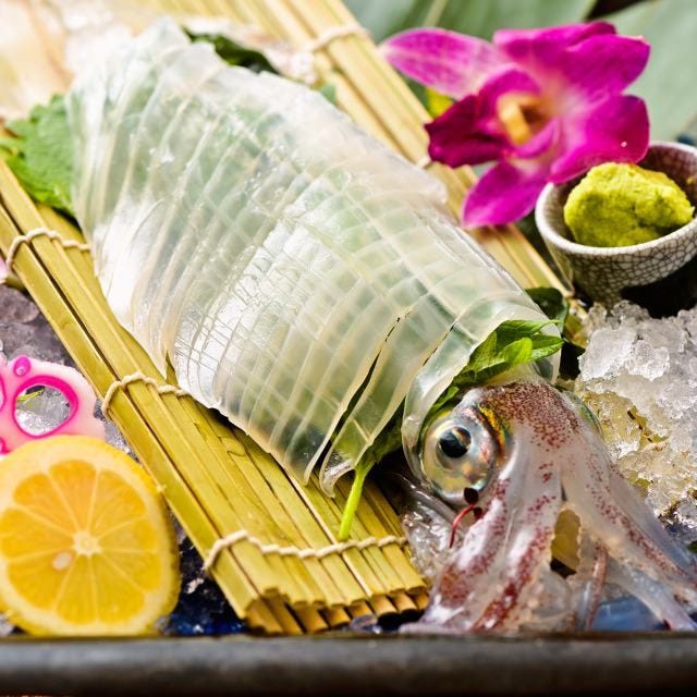  イカの活き造り御膳で提供されている料理が盛り付けられている様子