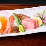 料理長自ら木津市場に出向いて仕入れる、鮮魚の造り・寿司が自慢です。
