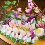 料理長自ら木津市場に出向いて、仕入れた鮮魚の造り・寿司が自慢