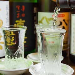 全国の地酒をシーズンごとに銘柄を変えて取り揃えております