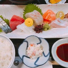 鮮魚盛り合わせに、あさりの吸い物がついた「特撰お造り定食」