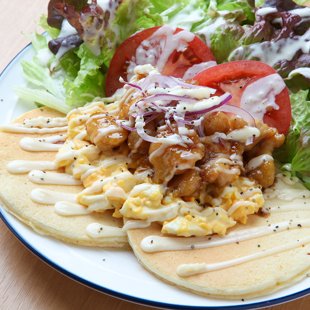 2枚のパンケーキに照り焼きチキンがトッピングされた照り焼きチキンパンケーキ
