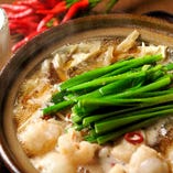 自慢の醤油だしのぷりぷりの国産牛もつ鍋は専門店こだわりの味