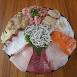 【ランチ】ランチ営業しております。新鮮魚介の海鮮丼をご堪能♪