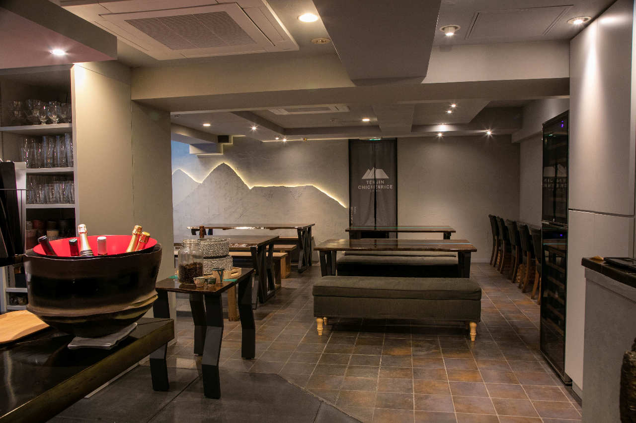 シックな雰囲気が広がる田川洋食 天神 パフェ 黄ごん焼き あにおんの店内