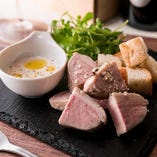 冷たくてもトロトロな白ワインで作ったチーズソースに、冷たさがおいしい鴨肉をディップする『鴨の冷製フォンデュ』は、暑い日にもさっぱりと楽しめます。