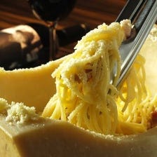 巨大ホールチーズで作るクリームパスタ
