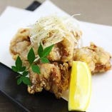 胡麻ネギ塩で食べる博多地鶏の塩唐揚げ