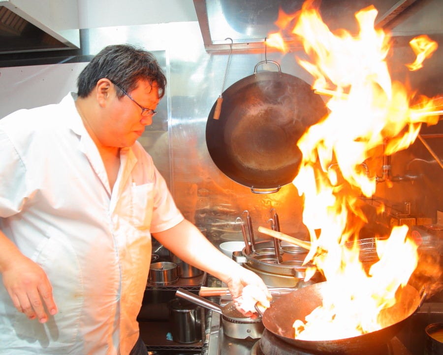 香港料理は油も味付けも控えめ
料理長の仕込みの技が冴えます