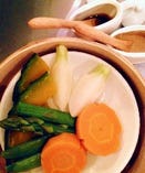 【７種の旬の野菜蒸し(￥480)】旬を野菜をシンプルにセイロ蒸し。ポン酢とゴマタレでどうぞ。