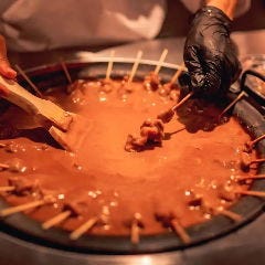 どて煮、刺身、だし巻きなど豊富なメニューを取り揃えています