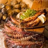新鮮な海鮮・串焼き・焼野菜など様々な食材を炉ばた焼！