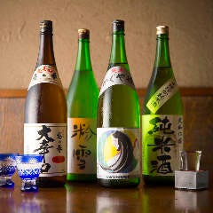 ビールを含む30種類以上が飲み放題コースで、料理と一緒に乾杯!