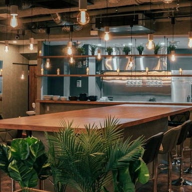 海鮮ビストロ&ビアガーデン ウオヒロ 本厚木店_≪12~14名様≫団体様でのご利用におすすめ!観葉植物仕切りの半個室ソファ席