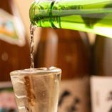 各地の地酒や熊本焼酎。本日の日本酒三種飲み比べもおすすめ