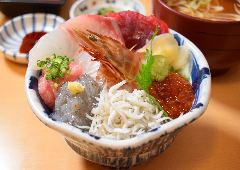 浜の海鮮丼（汁物・香の物付き）