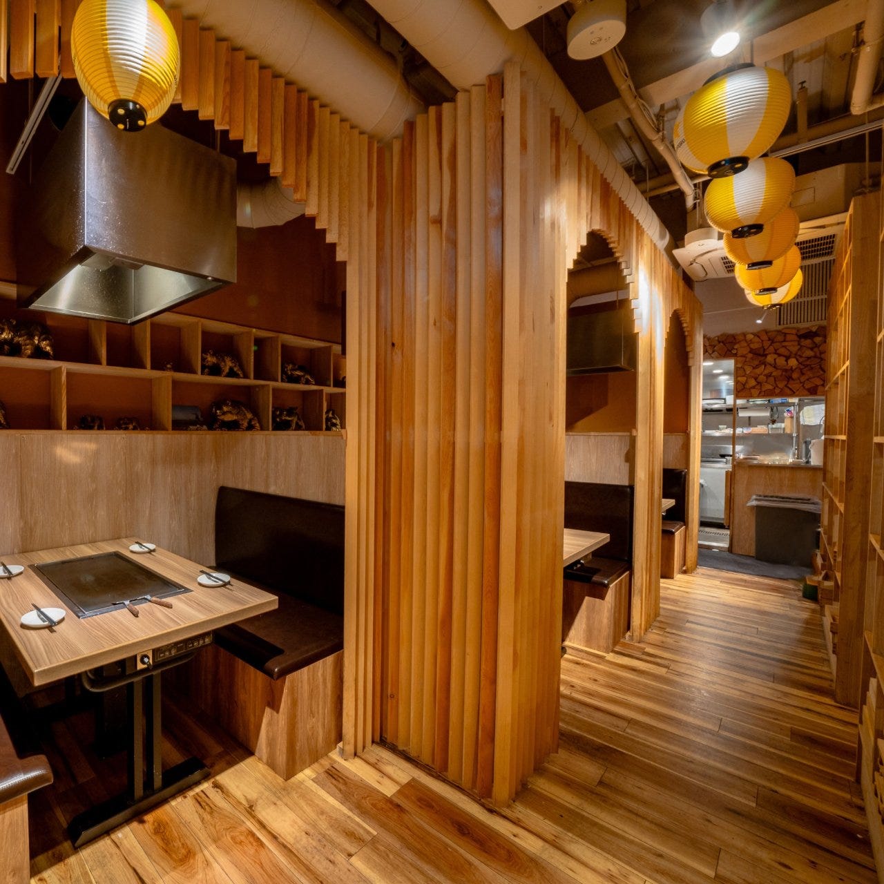 北海もんじゃ鉄板焼き KIBORIキボリの内観