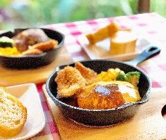 当店人気のハンバーグに濃厚チェダーチーズが相性抜群