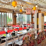 150名様までのテーブル席。屋上ならではの開放感たっぷり！