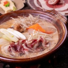 最上の猪肉を用いた野趣豊かな冬の味「ぼたん鍋」（税・サ込）