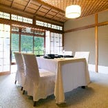 【小間／2~8名様×2部屋】伝統的な和の設えが粋でお茶室のような空間に「山吹・百合」