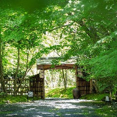 季節の風景を楽しめる8千坪の大庭園