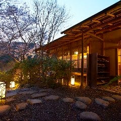 季節の風景を楽しめる8千坪の大庭園