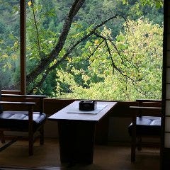 季節の風景を楽しめる8千坪の大庭園